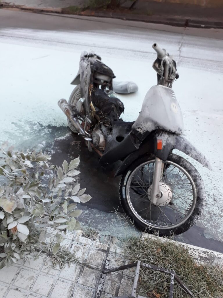 Se incendió una moto en calle 16 entre 35 y 37