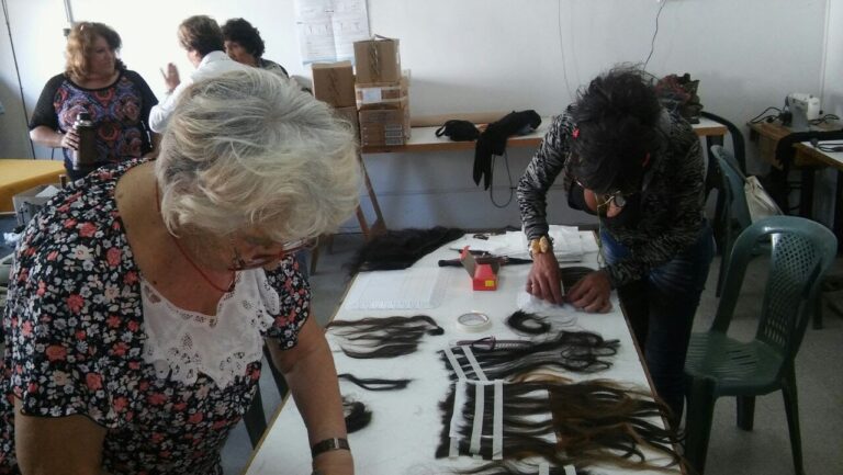Mechas solidarias y un trabajo a puro corazón