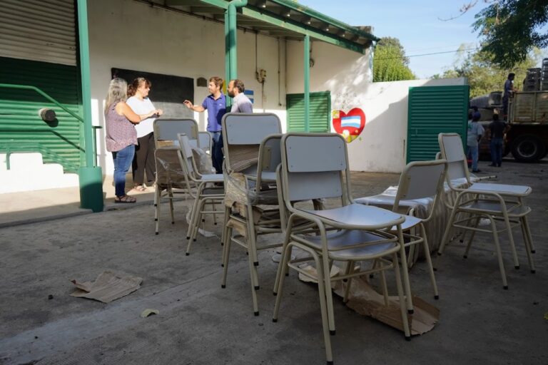 Llegó el nuevo mobiliario para la Escuela Nº20 gestionado ante Provincia