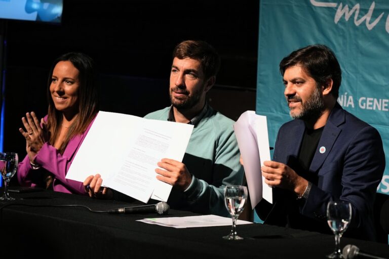 Ustarroz firma convenio para lanzar nueva carrera universitaria en Mercedes
