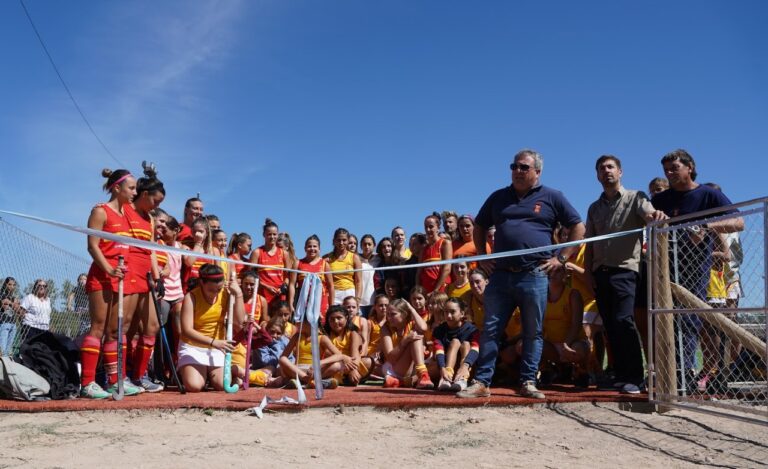 Quedó inaugurada la cancha de hockey de césped sintético en el Mercedes Rugby Club