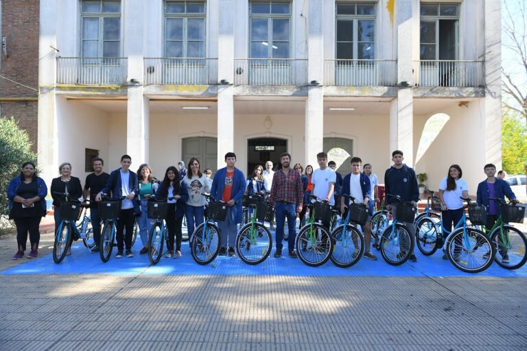 Bicicletas como premio a estudiantes de Industrial por proyecto de reciclaje