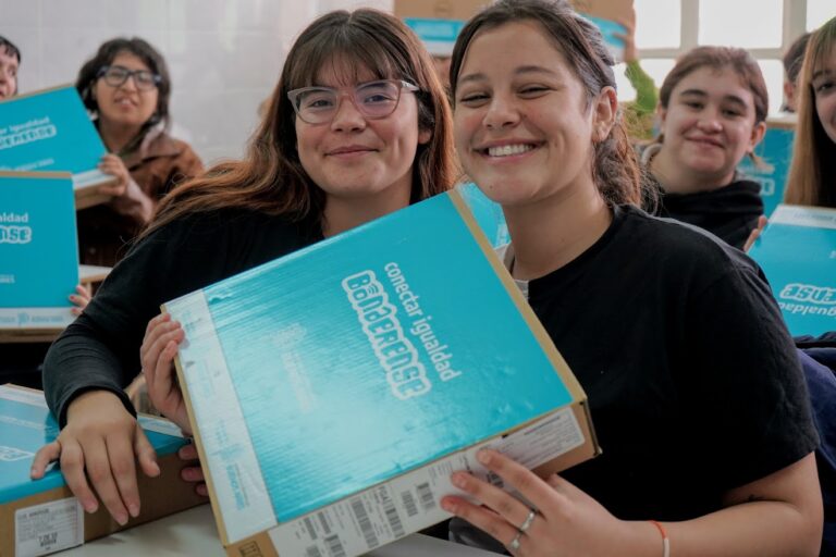Más estudiantes recibieron sus computadoras para ampliar sus procesos de enseñanza y aprendizaje