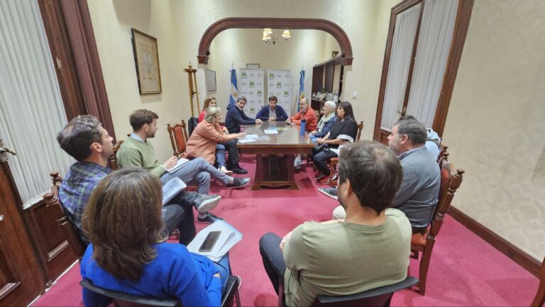 Intendente Ustarroz recibió a representantes del barrio San Jorge