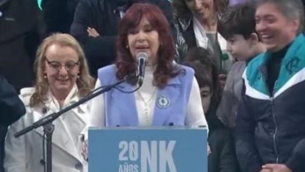 Cuando Néstor Kirchner asumió «el Estado era chiquito y la deuda grande», recordó CFK en la Plaza de Mayo