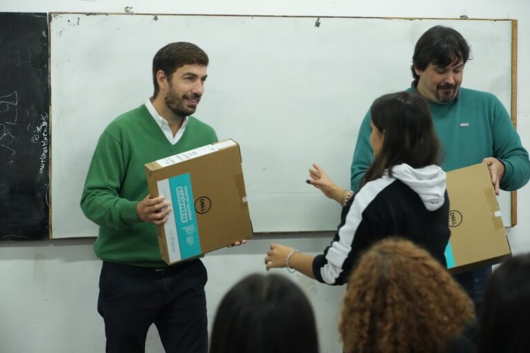 Continúa la entrega de computadoras a estudiantes de sexto año de nuestra ciudad