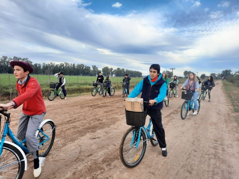 Alumnos  del CEPT 4 bicicletearon hasta la Escuela 19