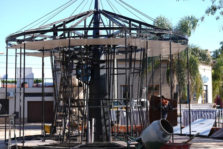 Trabajadores municipales construyen una  calesita en Plaza Belgrano