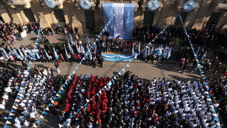 Más de mil estudiantes realizaron la promesa de lealtad a la bandera