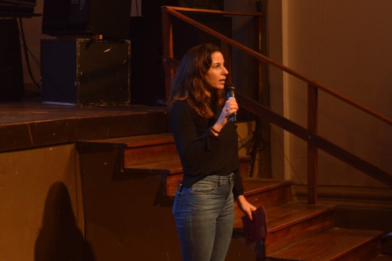 Ni una menos : Encuentro con jóvenes en el Teatro Argentino de nuestra ciudad