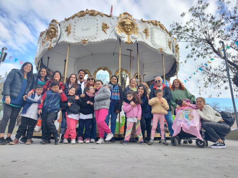 Escuelas y cientos de familias visitan diariamente la Calesita