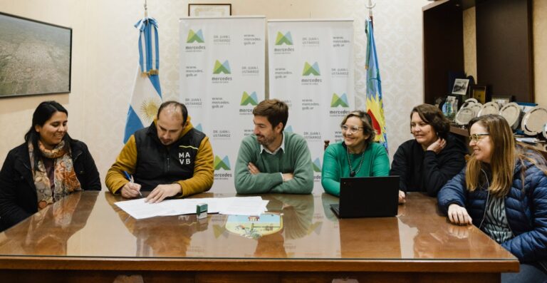 Ustarroz firma el inicio de construcción de moderna y nueva plaza inclusiva