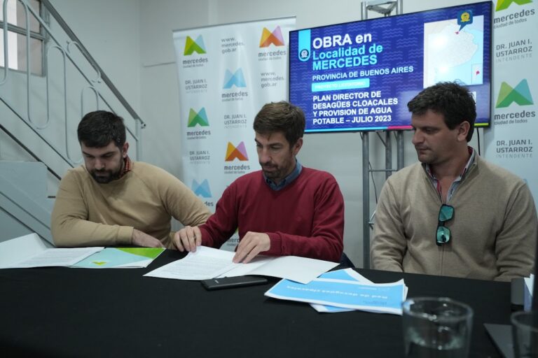Firma Ustarroz la realización de gran obra de renovación y ampliación de la red cloacal