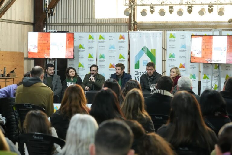 Ministro Simone y Ustarroz entregaron 36 créditos para construcción desde Buenos Aires Crea