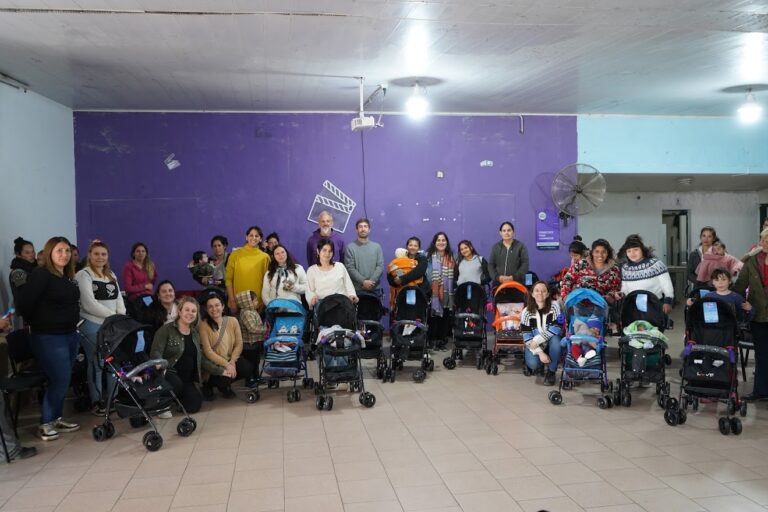 Primeros 1000 Días: entregan cochecitos en la zona rural