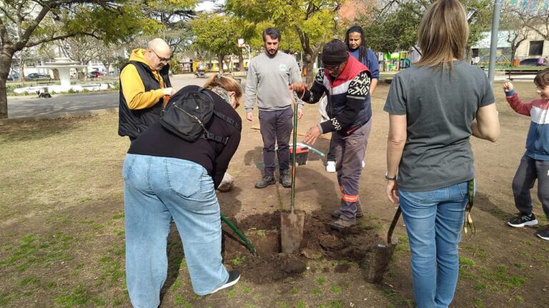 Homenaje al Dr Cárdenas y sentido encuentro frente al Hospital