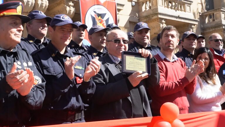 Felicidad y alegría para los bomberos en el desfile en su homenaje