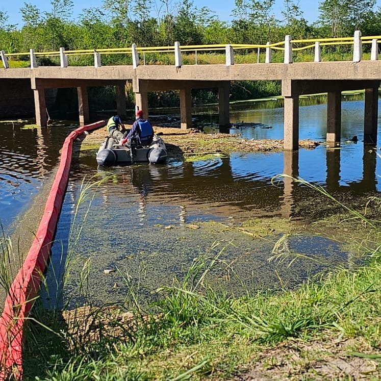 Trabajos de limpieza y saneamiento del Río Luján.