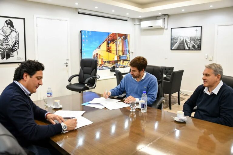 Ustarroz firma convenio con Trenes Argentinos en beneficio de Gowland y Jofré