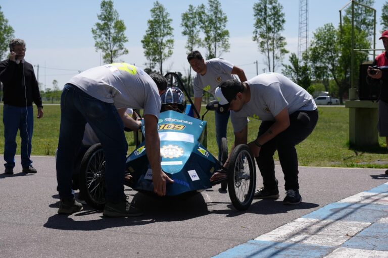 Estudiantes de la Escuela Técnica presentaron el primer Auto Eléctrico