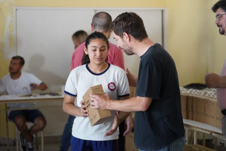 Entrega de computadoras a estudiantes secundarios