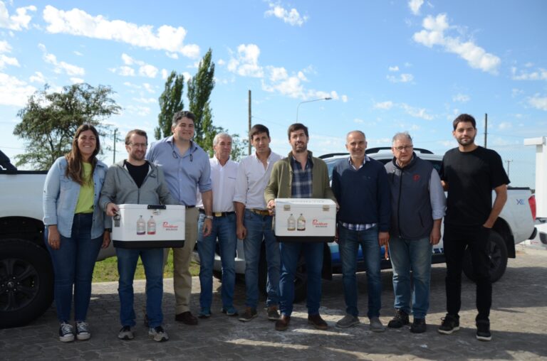 Tecnovax donó al Municipio 800 vacunas para prevenir encefalomielitis equina.