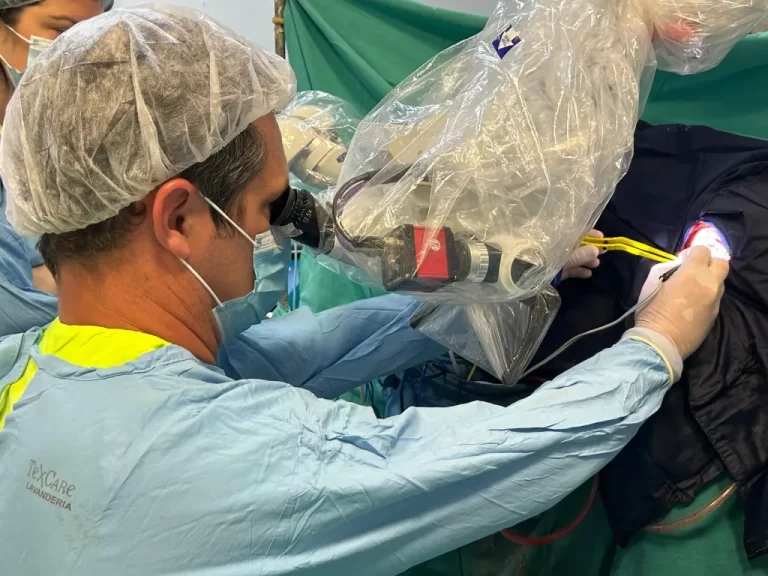 Operan despierto a un joven para extirparle un tumor cerebral en el hospital Dubarry