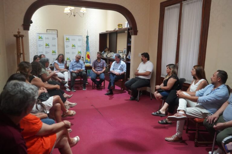 Ustarroz recibió al Ministro Sileoni en una importante mesa de trabajo y gestión