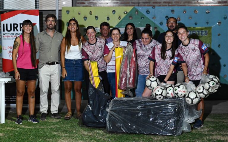 Municipio entrega apoyo a las divisiones de futbol femenino