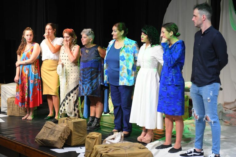 Con excelente acompañamiento se inauguró la obra teatral “Temperley”