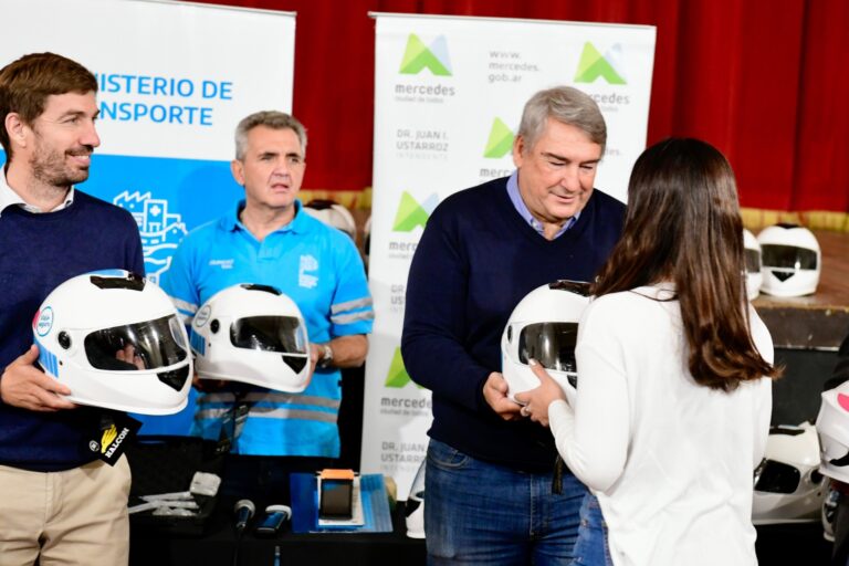 Tras capacitación municipio y ministerio hicieron entrega de cascos
