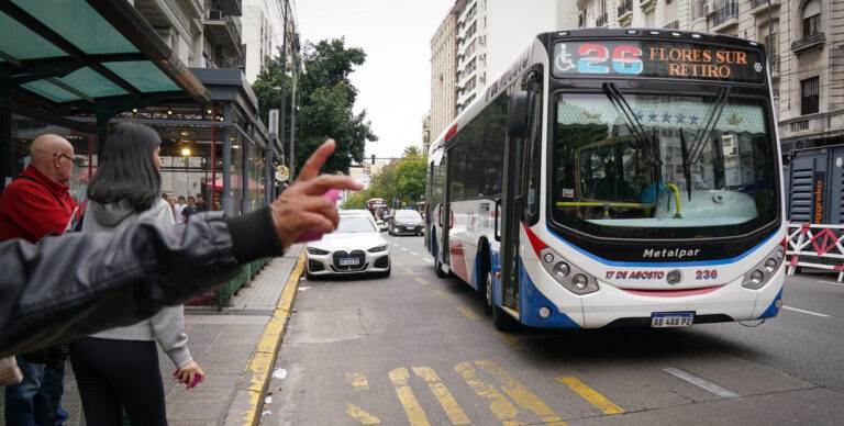Un acuerdo parcial puso paños fríos en la discusión salarial y se evitó el paro de transporte