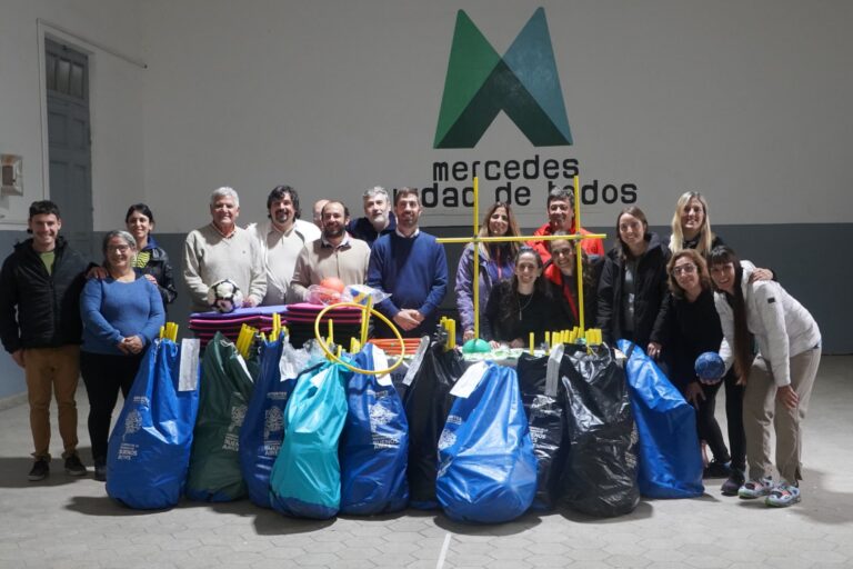Entregan materiales de educación y deporte a escuelas rurales