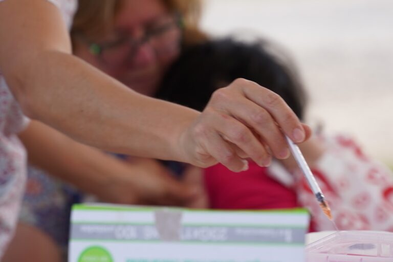 Llega a la Argentina una nueva vacuna clave para los adultos mayores: de qué se trata