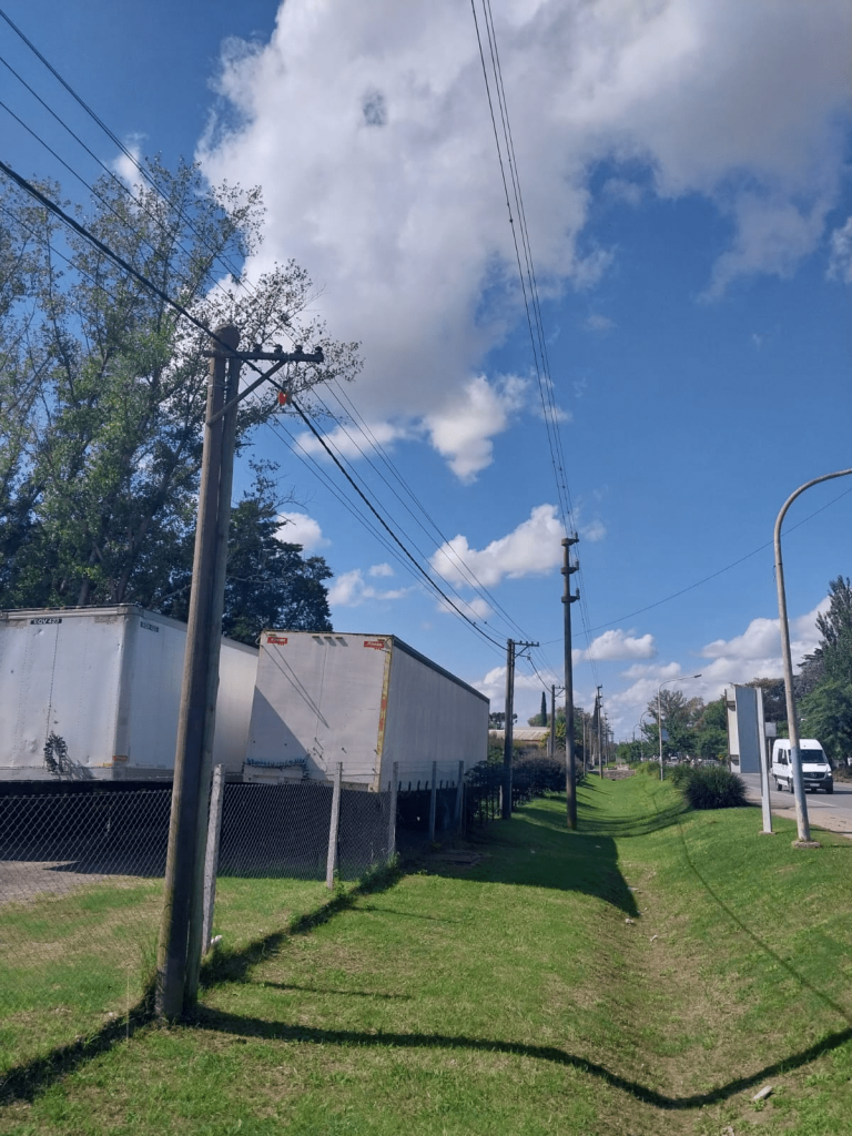 Renuevan la red eléctrica en barrios de Mercedes