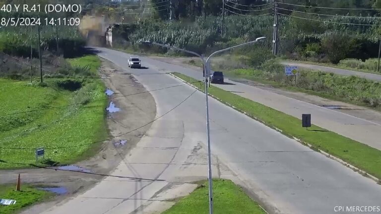 Un camión destruyó un puente ferroviario en Mercedes.