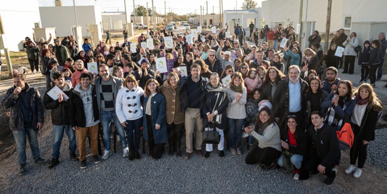 Ustarroz entregó 61 viviendas a felices familias mercedinas