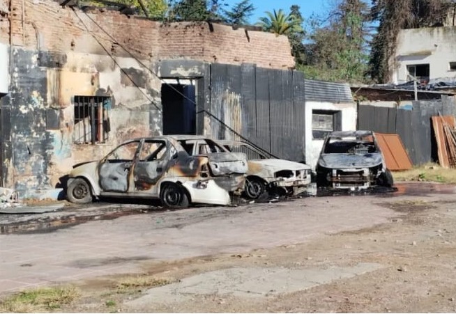 Luján: incendio en Parrilla y 3 automóviles quemados