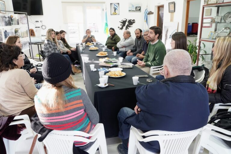 Encuentro educativo en Casa de Malvinas con docentes y el intendente