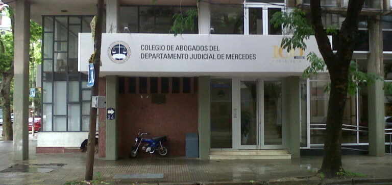 Condenan a sujeto que falsificó título de abogado e intentó matricularse