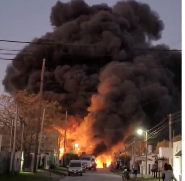 Tremendo Incendio en Navarro