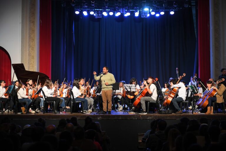 A teatro lleno se vivió el concierto de la Orquesta Escuela