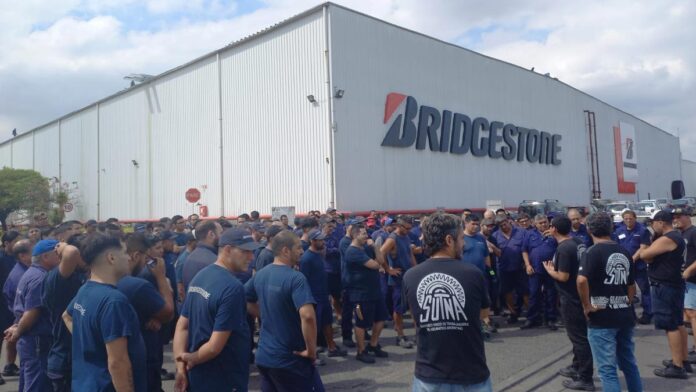 Bridgestone suspende trabajadores de su planta bonaerense y gremio denuncian ilegalidad La planta está ubicada en Lavallol, Lomas de Zamora. Presentó un pedido de Procedimiento Preentivo de Crisis. Puede haber despidos y suspensiones.