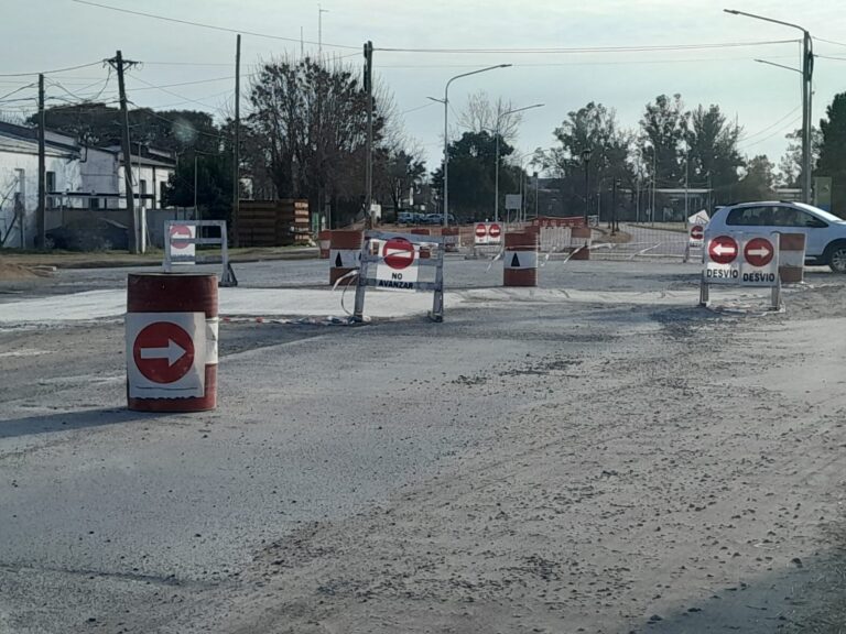 Trabajos de bacheo y desvios en acceso entre  110 y 132