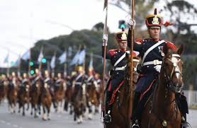 Desfile militar del 9 de Julio: detalles del masivo despliegue del Ejército, la Armada y la Fuerza Aérea Participarán más de 6.000 militares. Los veteranos de la guerra de Malvinas encabezarán el desfile que se desarrollará a lo largo de la Avenida Libertador a partir de las 10.30. Tres días antes, el sábado 6, se realizará en Plaza de Mayo el tercer cambio de guardia con los tres regimientos históricos