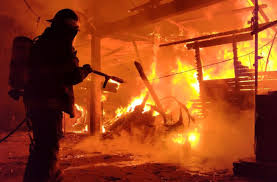 Incendio de vivienda, 3 dotaciones de bomberos y protección civil