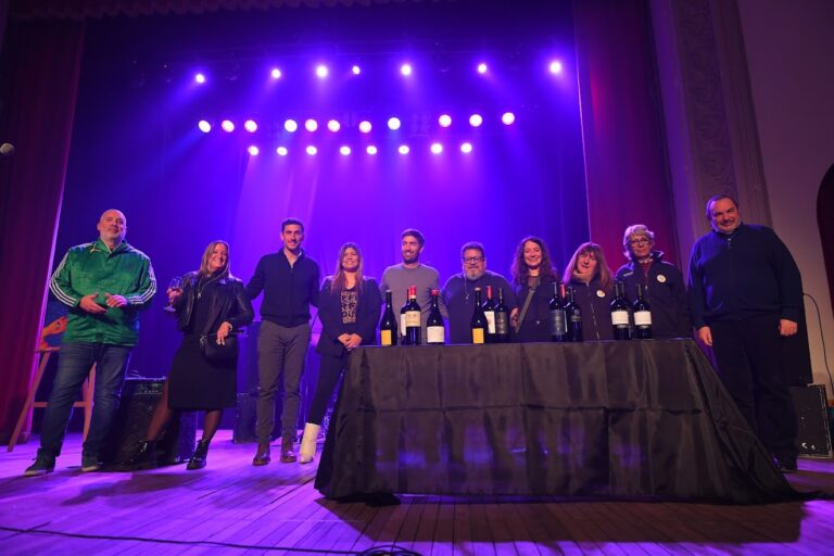 Multitudinario Paseo del Vino en el Teatro Argentino