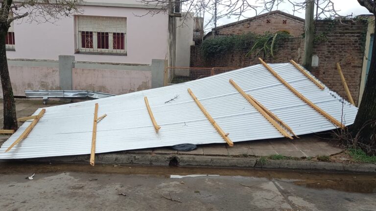 Por fuertes vientos hubo voladuras de techos en la madrugada del sábado