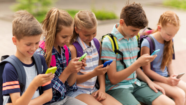 Los estudiantes de primaria y secundaria no podrán usar los celulares en aulas porteñas