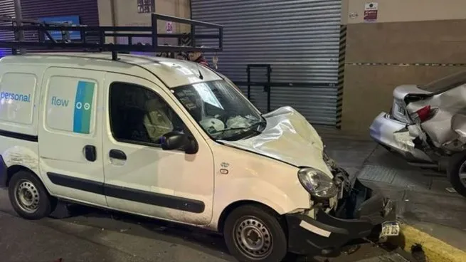 Se descompensó, chocó a varios autos y terminó en una boca de subte